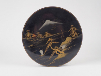 Vente aux enchères Coffret circulaire en bois laqué à décor du mont Fuji ouvrant sur 7 ra