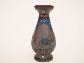 Vente aux enchères Vase de forme balustre en cloisonné sur cuivre à décor d'oiseaux et de