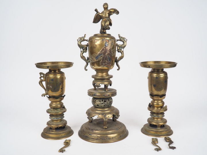 Garniture comprenant : un vase et deux porte cierges en bronze à patin