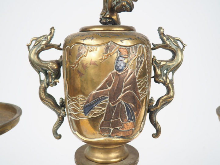 Garniture comprenant : un vase et deux porte cierges en bronze à patin