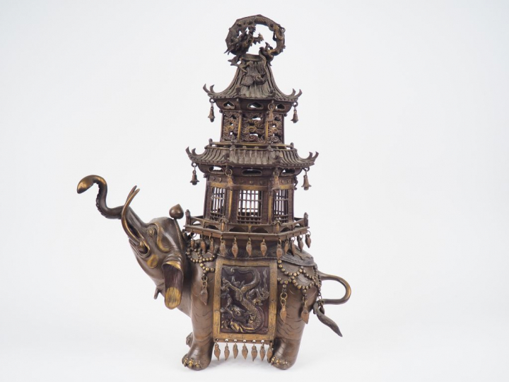 Important brule parfum en bronze, belle patine représentant un éléphan