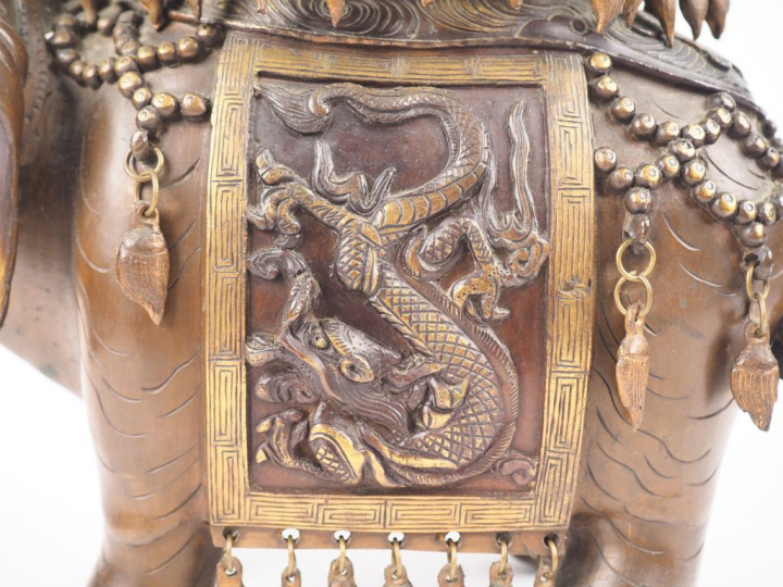 Important brule parfum en bronze, belle patine représentant un éléphan
