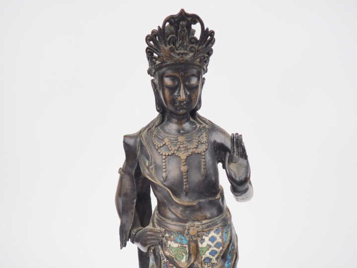 Statuette en bronze et émaux champlevés représentant une Kanon faisant