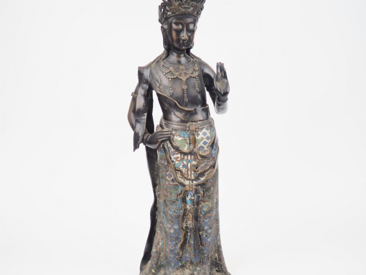 Statuette en bronze et émaux champlevés représentant une Kanon faisant