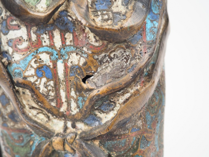 Statuette en bronze et émaux champlevés représentant une Kanon faisant