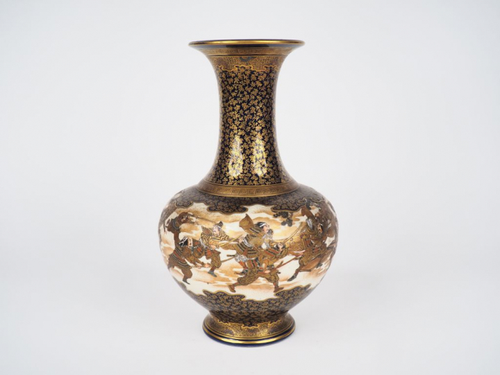 Vase pansu à long col en porcelaine décor polychrome et or de scène de