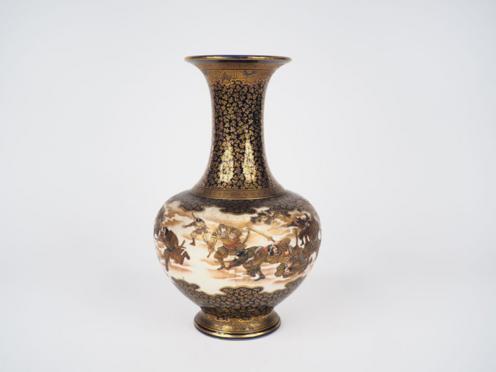 Vase pansu à long col en porcelaine décor polychrome et or de scène de