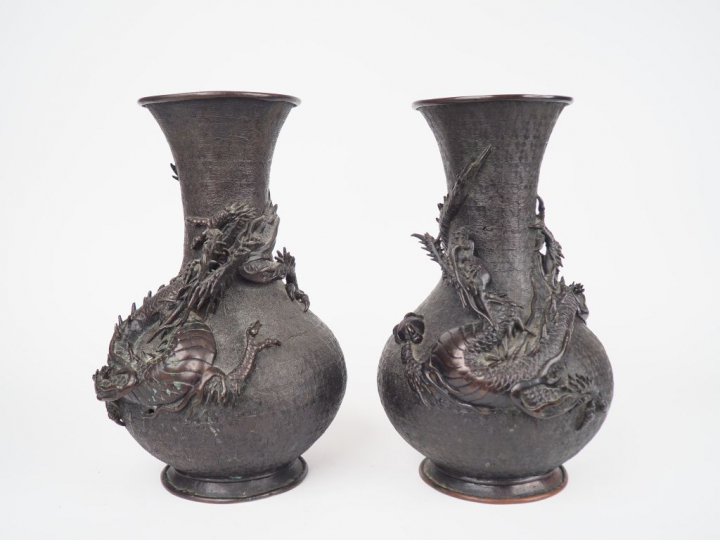 Paire de vases pansus à col évasé en bronze de patine brune à décor de