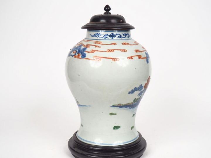 Grande potiche style Kang shi, décor de personnage, couvercle et socle