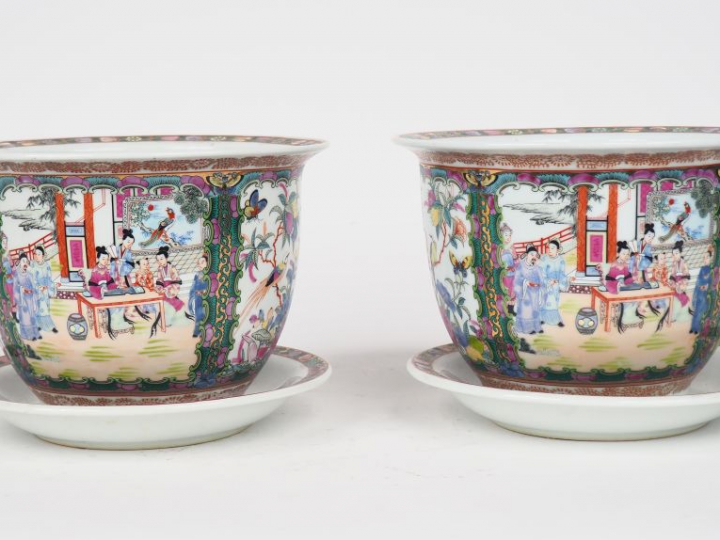 Paire de jardinières et leur support en porcelaine polychrome. Chine X