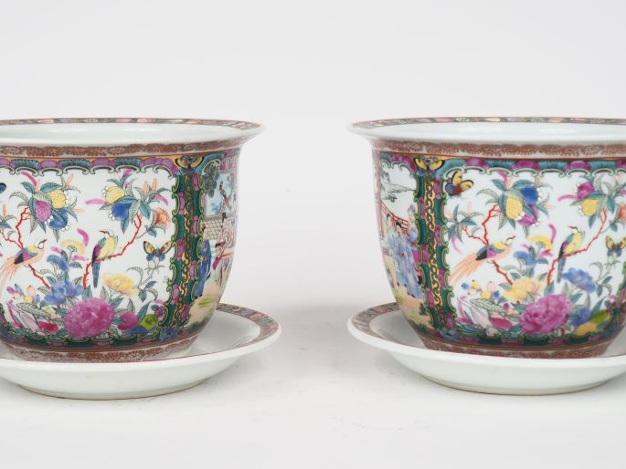 Paire de jardinières et leur support en porcelaine polychrome. Chine X