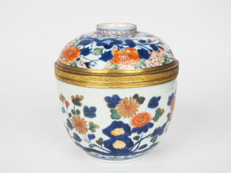 Vente aux enchères Pot couvert en porcelaine d'Imari XVIIIème, monture en métal doré. H. 