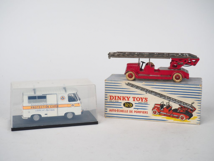 Lot comprenant :  - 32D DINKY TOYS auto échelle en boite, bel état d'u