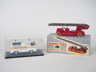 Vente aux enchères Lot comprenant :  - 32D DINKY TOYS auto échelle en boite, bel état d'u