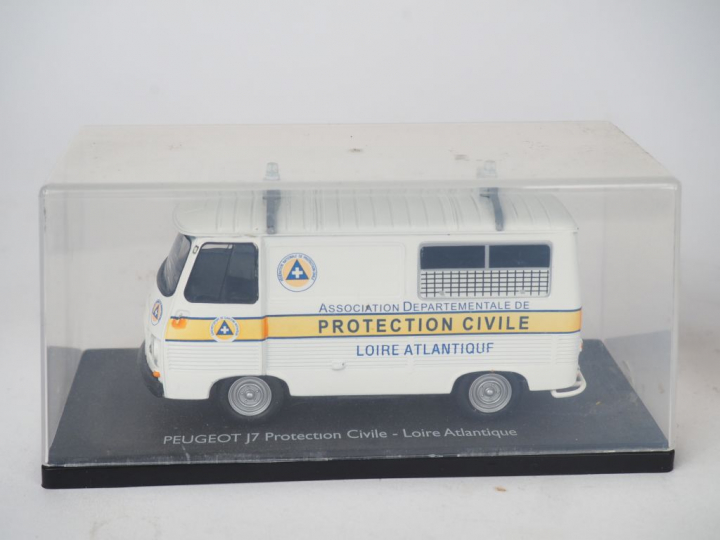 Lot comprenant :  - 32D DINKY TOYS auto échelle en boite, bel état d'u