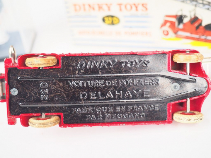 Lot comprenant :  - 32D DINKY TOYS auto échelle en boite, bel état d'u