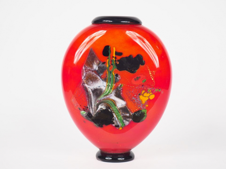 Robert PIERINI. Vase ovoïde en verre soufflé à décor en intercalaire p