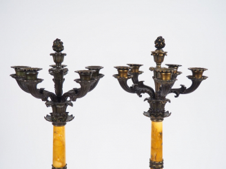 Vente aux enchères Paire de candélabres Restauration en bronze à patine brune, base en ma