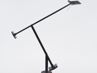 Vente aux enchères ARTEMIDE. Lampe "Tizio" laquée noir.