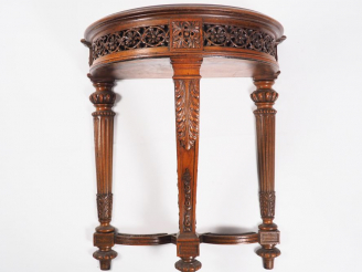 Vente aux enchères Console demi-lune de style Louis XVI en noyer sculpté et ajouré, à déc