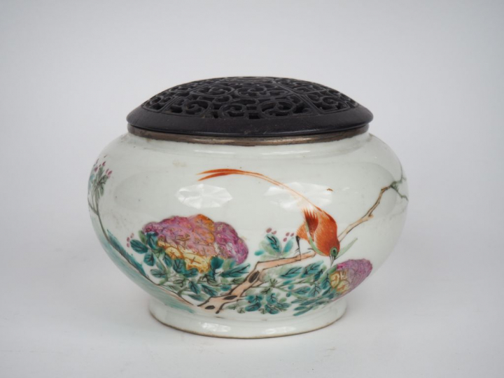Chine, période République,  Coupe à parfum en porcelaine blanche à déc
