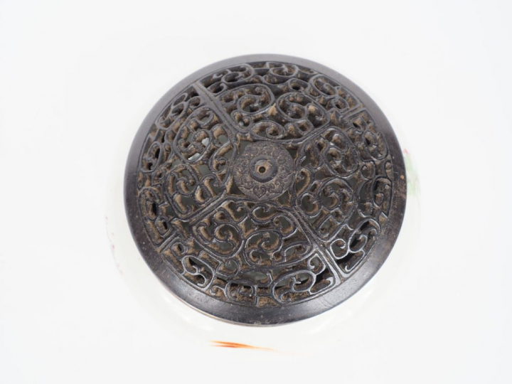 Chine, période République,  Coupe à parfum en porcelaine blanche à déc