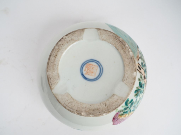 Chine, période République,  Coupe à parfum en porcelaine blanche à déc