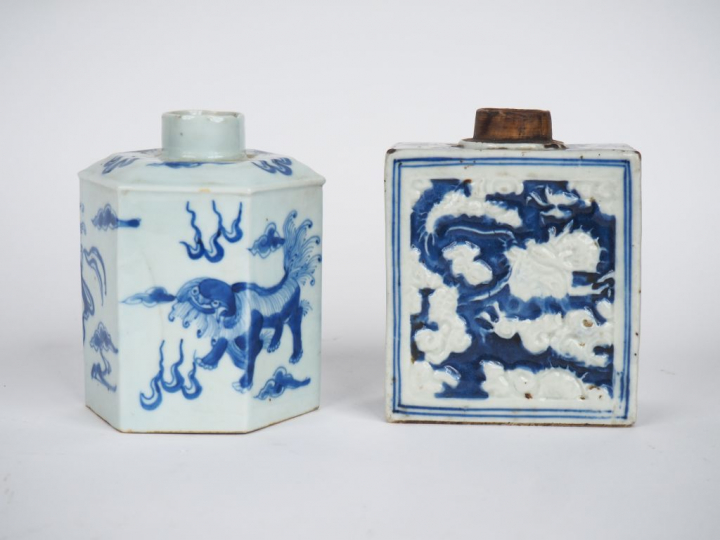 Chine du Sud, fin XIXe siècle,  Deux flacons à thé en porcelaine bleu 