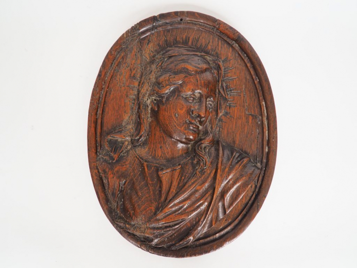 Médaillon XVIIIème en chêne sculpté, "sainte femme". Dim 48 x 39,5 cm.