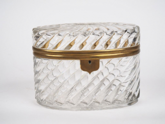 Vente aux enchères BACCARAT (?) Coffret ovale en cristal moulé et laiton à décor de côtes