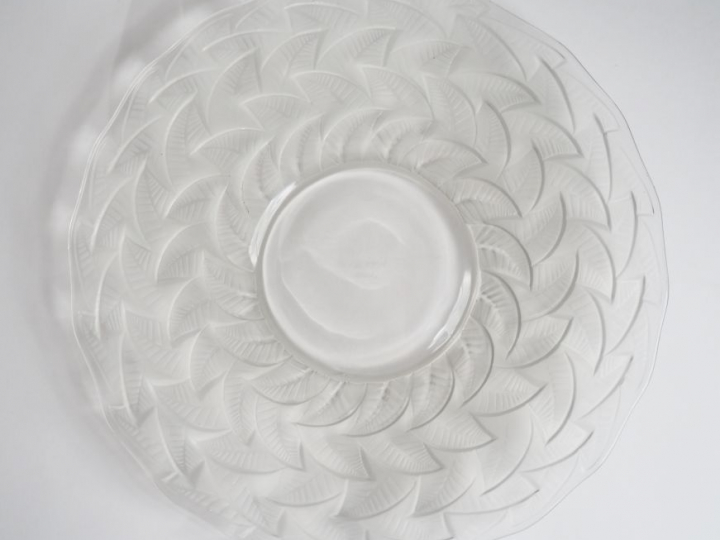 R. LALIQUE. Coupe plate "ormeaux" en verre blanc moulé-pressé patiné. 