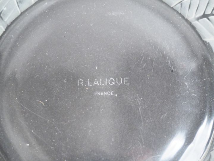 R. LALIQUE. Coupe plate "ormeaux" en verre blanc moulé-pressé patiné. 