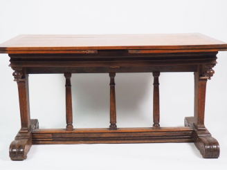 Vente aux enchères Table italienne de style Haute-Epoque en noyer mouluré et sculpté, pié