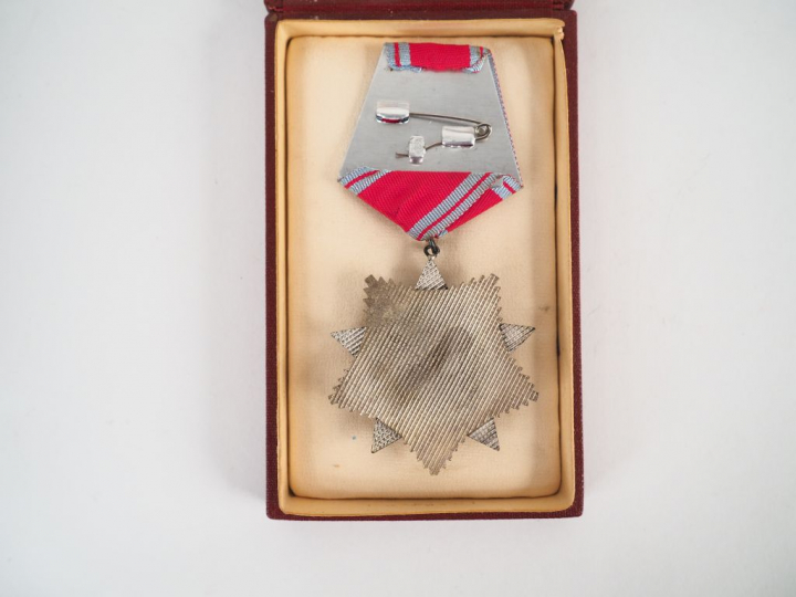 Boite rouge d’origine en cartonnage rouge à marquage dorés contenant u