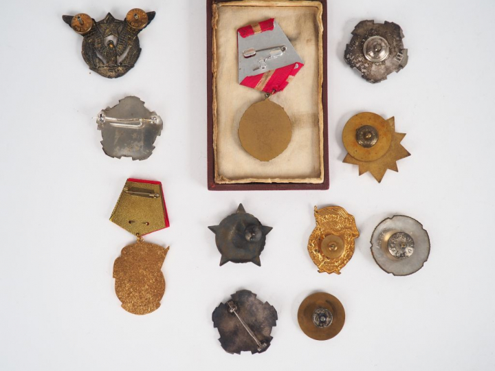 Lot de 10 décorations du bloc de l’est post 1945 et divers états satel