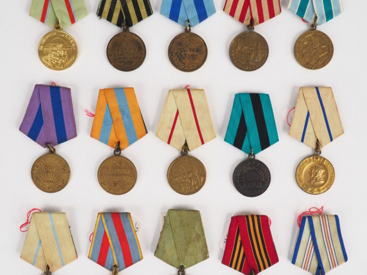 Intéressant lot de 15 décorations soviétiques avec leurs rubans spécif