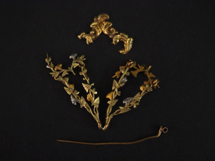Ensemble comprenant :  - un élément de bijou, à décor de feuilles.  (a