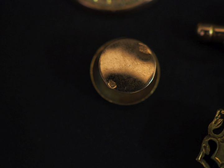Boutons de plastron, broches et divers éléments en or.  Poids : 27,38 