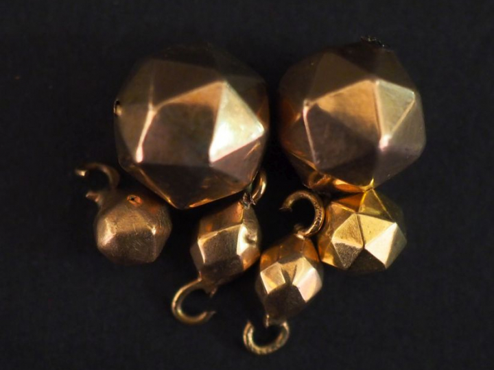 Perles facetées en or.  Poids : 2,74 g   