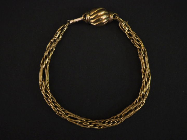 Bracelet souple en or jaune, maille ronde tressée et ajourée.  Le ferm