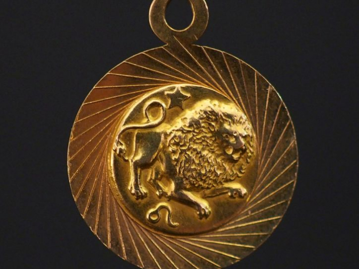 Médaille en or jaune, à décor de lion.  Diam. 1,7 cm Poids. 1,71 g   