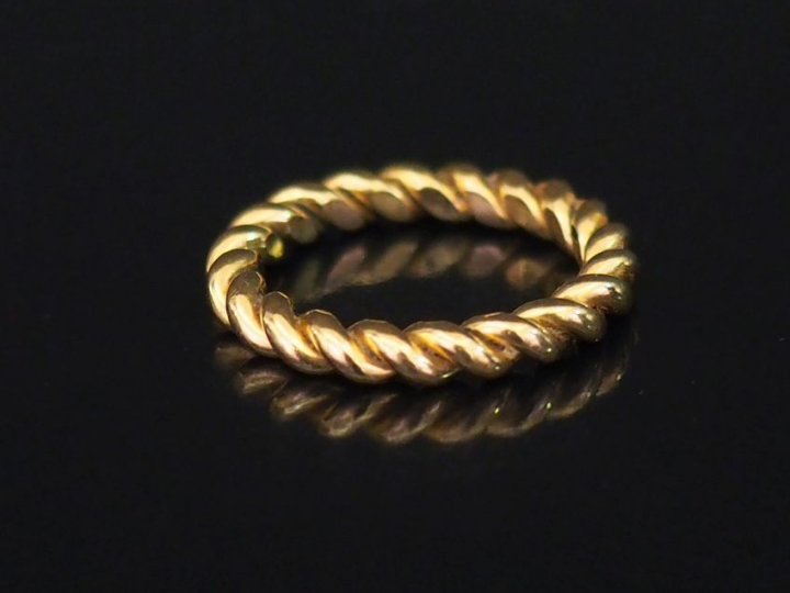 Bague torsadée en or jaune. TDD. 56 Poids. 6,55 g   
