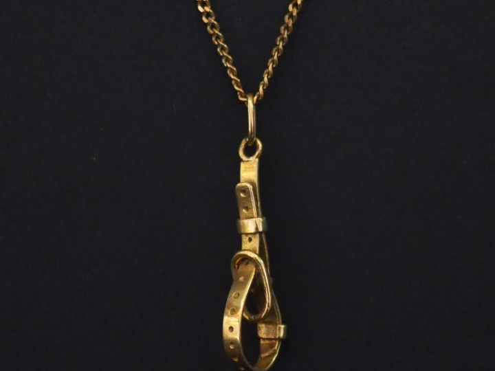 Chaine en or jaune, maille gourmette, ornée d'un pendentif en or jaune