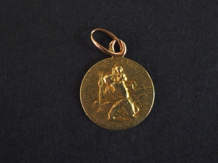 Petite médaille en or "St-Christophe". Poids : 0,97 g   