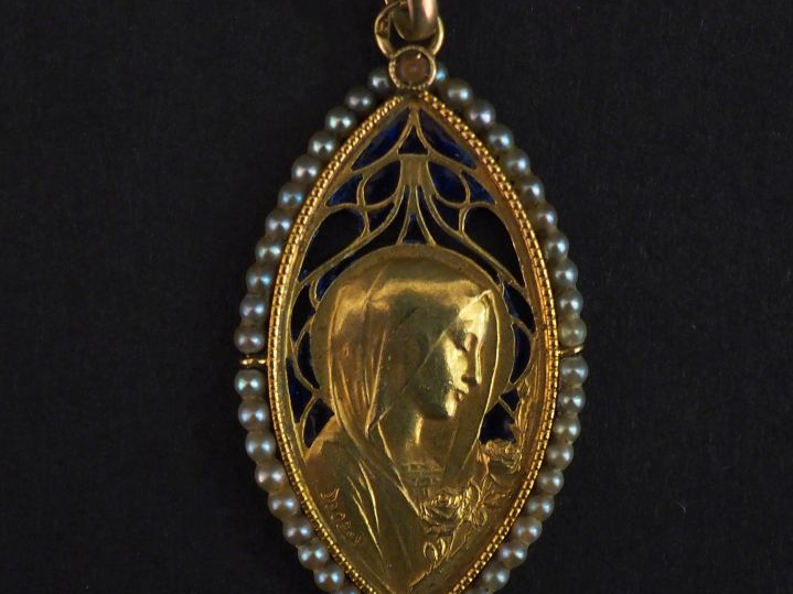 Médaille en or, émail bleu et perles.  Poids tel : 2,74 g (manque d'ém