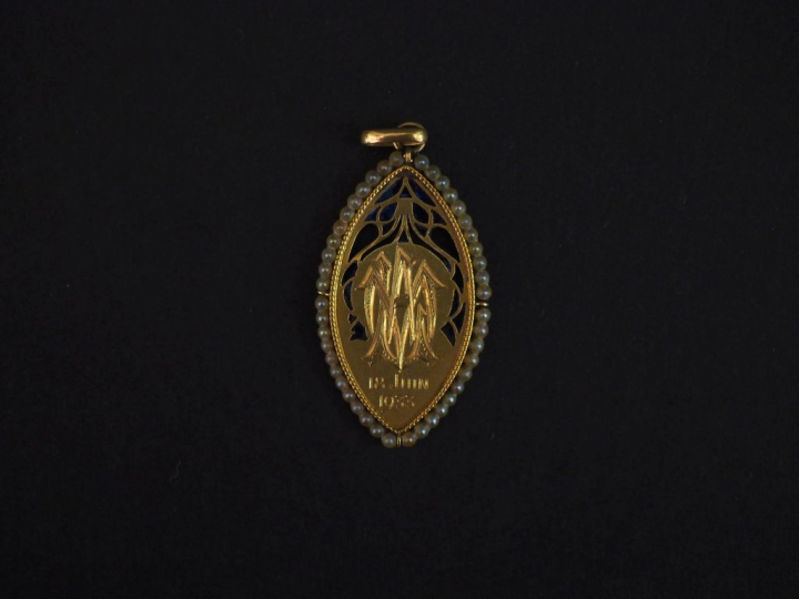 Médaille en or, émail bleu et perles.  Poids tel : 2,74 g (manque d'ém