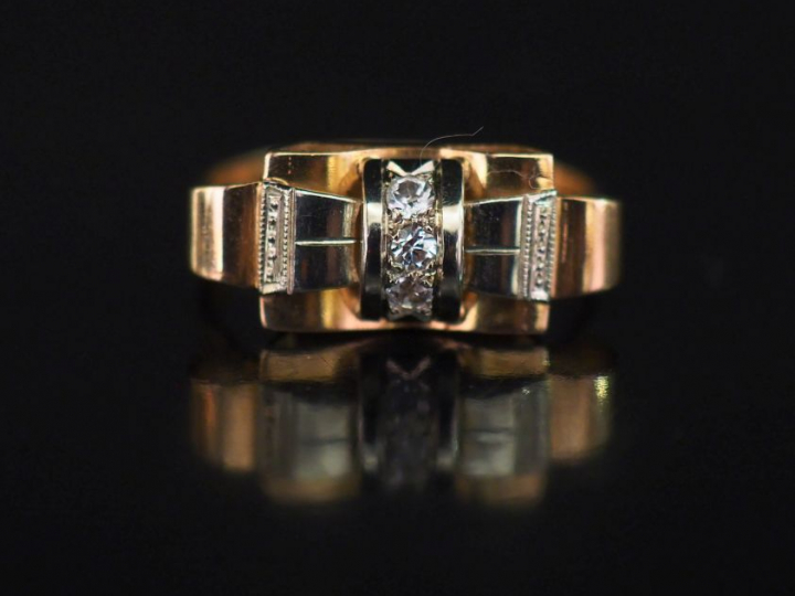 Bague 1940 en or et trois pierres à l'imitation du diamant.   