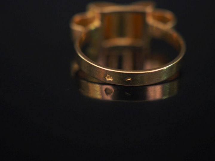 Bague 1940 en or et trois pierres à l'imitation du diamant.   