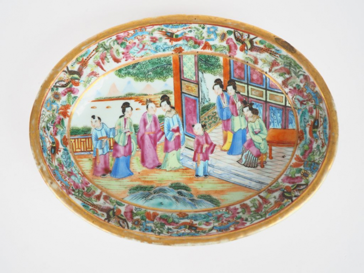 Plat ovale en porcelaine et émaux polychromes de Canton style famille 