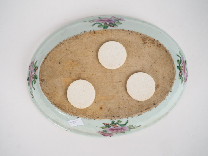 Plat ovale en porcelaine et émaux polychromes de Canton style famille 